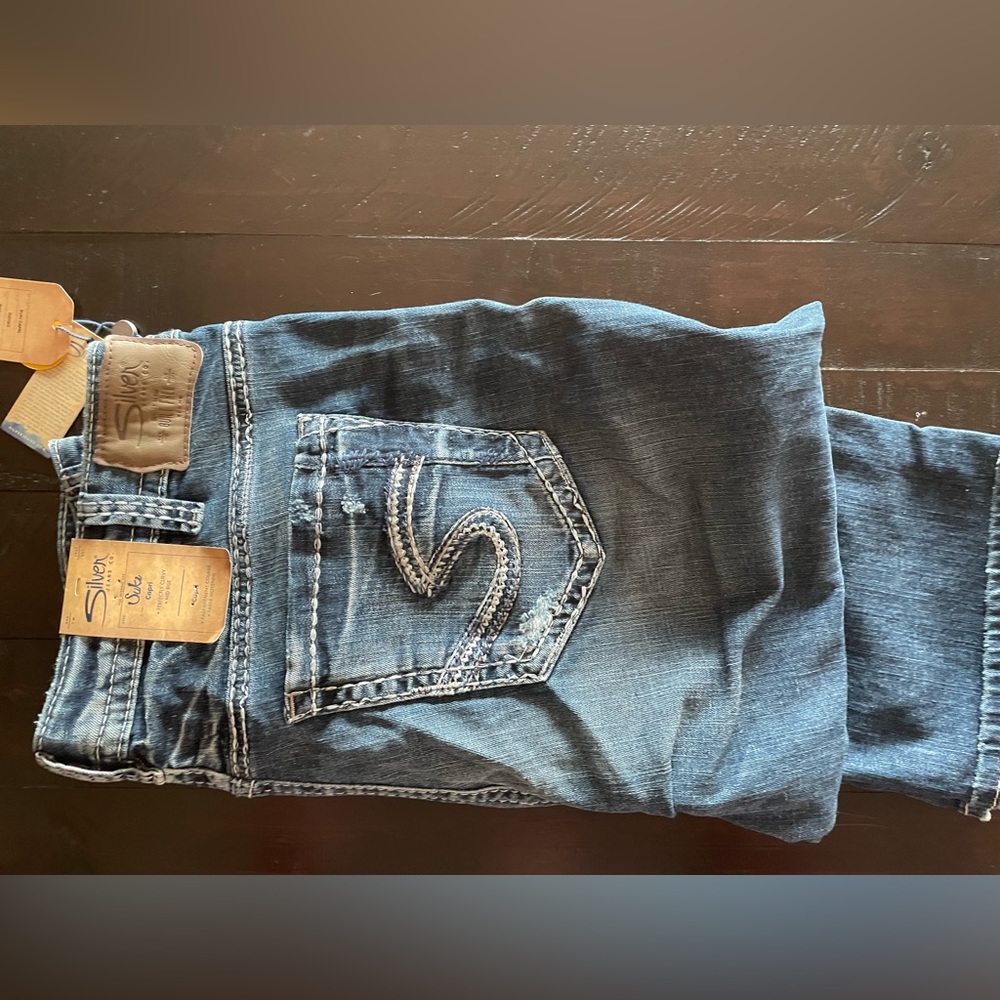 Silver Suki Capri size 16 NWT smoke free. Brand new